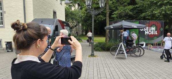 MuseumMobil steht vor dem Kulturforum Franziskanerkloster in Kempen, (c) Bettina Klapheck, Kulturamt Kempen