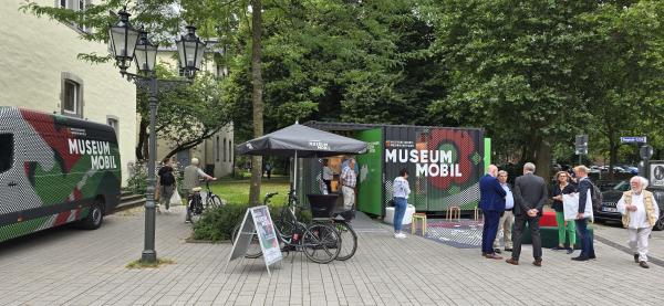 MuseumMobil steht vor dem Kulturforum Franziskanerkloster in Kempen, (c) Bettina Klapheck, Kulturamt Kempen