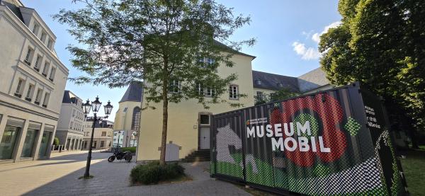 MuseumMobil steht vor dem Kulturforum Franziskanerkloster in Kempen, (c) Bettina Klapheck, Kulturamt Kempen