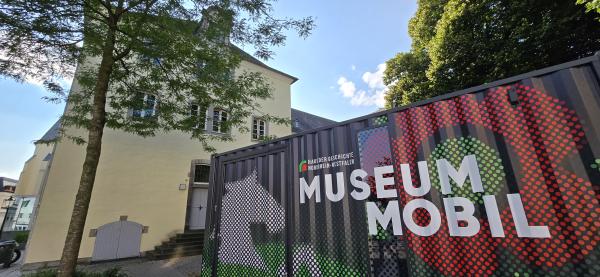 MuseumMobil steht vor dem Kulturforum Franziskanerkloster in Kempen, (c) Bettina Klapheck, Kulturamt Kempen