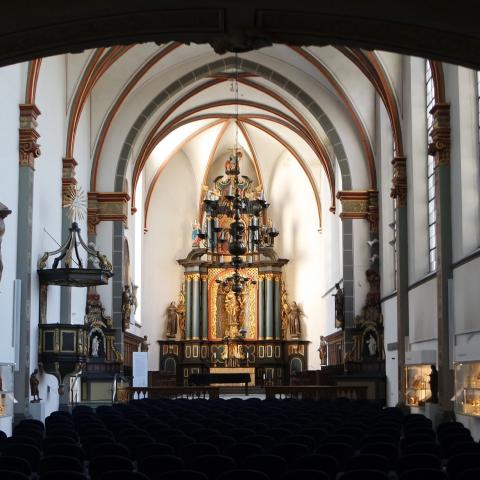 Paterskirche im Kulturforum Franziskanerkloster, Blick Richtung Altar